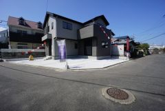 南側約4.7ｍの公道に面しています。 角地なので開放感があります＾＾