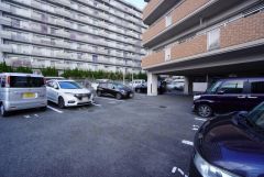 敷地内に平面駐車場あり。 （月額：5，000～8，000円）最新の空き状況はお問合せください＾＾