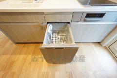 炊事時間を大幅に短縮できる食器洗浄乾燥機付き＾＾食器を洗う手間が減るので家族とのコミュニケーションの時間や自分の時間が増えますね。