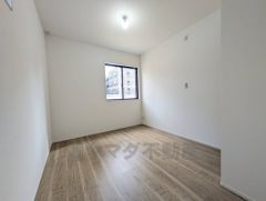 2面採光を確保した明るい室内は、風通しも良く、大変居心地の良い空間となっております。日当たりがよく、子供部屋としての利用もおすすめ。