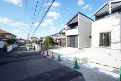 前面道路の幅が広いので駐車もラクラクできそうですね＾＾