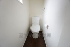1階2階の2ヶ所にトイレがありますので、忙しい朝にも家族に気を使わず、ゆとりが生まれますね＾＾ 小窓付きで換気する時に便利です＾＾