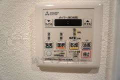 浴室暖房乾燥機には、暖房、乾燥、涼風、換気の4つの機能が付いています。タイマー付きです。換気・雨の日の洗濯も安心です＾＾