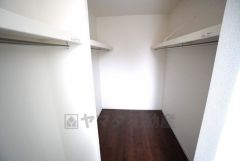 ウォークインクローゼット付き＾＾ハンガーパイプ下にボックスを置いて、枕棚を活用して、たっぷりと収納できそうです＾＾