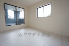 8帖。主寝室としてお使いいただけそうなこちらのお部屋は、日当たりが良く、爽やかな風を感じて起きる朝は、快適生活の始まりに。