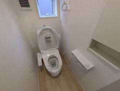 1階2階の2ヶ所にトイレがありますので、忙しい朝にも家族に気を使わず、ゆとりが生まれますね＾＾ 小窓付きで換気する時に便利です＾＾