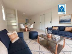 大きな掃き出し窓のあるリビングは、陽光あふれる明るい空間です。ゆったりと寛げる憩いの場となりそうです。