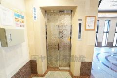 エレベーター完備で、上階への移動もスムーズ。重たい荷物がある日やお買い物帰りでも負担が少なく、毎日の暮らしを快適にサポートしてくれます。