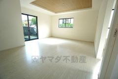リビングは広々とした設計で、将来にわたって住みやすくプランニングを重ねて設計された間取で日々の生活をしやすい導線を考えた居住空間を創り上げております＾＾
