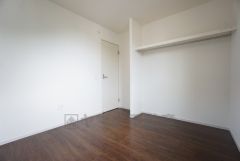 オープンクローゼット付き。アウターなども綺麗に収納できます。