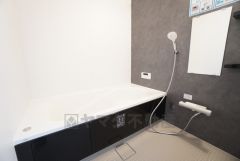 1日の疲れを癒すくつろぎのバスルーム。足を伸ばしてもゆったりと入れるサイズです。お子様と一緒にお風呂に入っても狭くないですね＾＾