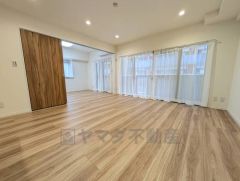 大きな掃き出し窓のあるリビングは、陽光あふれる明るい空間です。ゆったりと寛げる憩いの場となりそうです。 