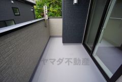南向きで陽当たりの良いバルコニーです。お洗濯やお布団干しはもちろん、日光浴スペースにも＾＾足元は防水工事施工済です。