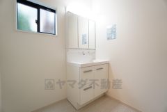 三面鏡裏収納付き洗面化粧台です＾＾ 歯磨きセットやスキンケア用品などの収納に便利ですね。