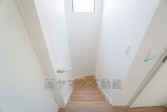 お子様も高齢の方も安心して上り下りができる手摺がついた安心設計です。