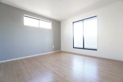 主寝室としてお使いいただけそうなこちらのお部屋は、日当たりが良く、爽やかな風を感じて起きる朝は、快適生活の始まりに。