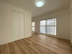主寝室としてお使いいただけそうなこちらのお部屋は、日当たりが良く、爽やかな風を感じて起きる朝は、快適生活の始まりに。