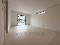 大きな掃き出し窓のあるリビングは、陽光あふれる明るい空間です。ゆったりと寛げる憩いの場となりそうです。