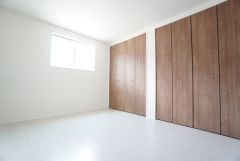 主寝室としてお使いいただけそうなこちらのお部屋は、日当たりが良く、爽やかな風を感じて起きる朝は、快適生活の始まりに。