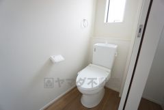 1階2階の2ヶ所にトイレがありますので、忙しい朝にも家族に気を使わず、ゆとりが生まれますね＾＾ 小窓付きで換気する時に便利です＾＾