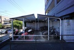 駐輪場には屋根があるので雨や雪から自転車を守ります。お子様を乗せたり降ろしたりする際も慌てず安心ですね。
