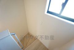 小さなお子様やご高齢の方にも配慮された手摺り付き階段です。大きな窓からは自然光がたっぷり入ります＾＾