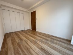 6帖。住む人のこだわりを活かす洋室＾＾広めのクローゼットもあり荷物もすっきり片付けられ、ゆとりのある暮らしが出来ます＾＾ 