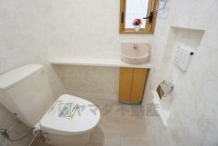ウォシュレット付トイレです。1階2階の2ヶ所にトイレがあるので、忙しい朝にもゆとりができますね。1階トイレには手洗い器付き＾＾