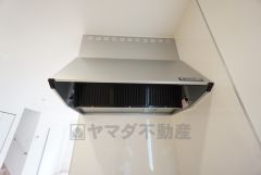 コンロ上には換気扇完備＾＾すぐ横に小窓が設けられているので、換気扇と合わせてWで換気できます＾＾