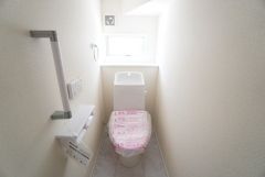 1階2階の2ヶ所にトイレがありますので、忙しい朝にも家族に気を使わず、ゆとりが生まれますね＾＾ 小窓付きで換気する時に便利です＾＾