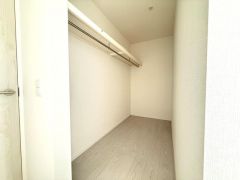 寝室にはハンガーパイプ付きのウォークインクローゼットが設けられています。たっぷり収納できるので衣替えの心配もいりませんね＾＾