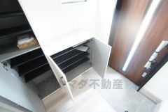 採光も考えられた明るい玄関です。たっぷり収納できるシューズボックス付きなので、家族全員の靴がきれいに整頓できます。