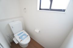 1階2階の2ヶ所にトイレがありますので、忙しい朝にも家族に気を使わず、ゆとりが生まれますね＾＾ 小窓付きで換気する時に便利です＾＾