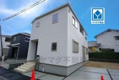 鳥栖市バス「萱方」停すぐ。徒歩1分＾＾JR鳥栖駅行きのバス＾＾徒歩9分圏に小学校、アスタラビスタ、セブン、ローソン、病院、郵便局、幼稚園など周辺環境充実＾＾