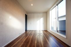 バルコニーに面した7.5帖の洋室です。ベッドやデスクも置けるゆとりのある広さです＾＾