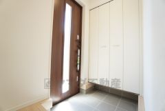 採光も考えられた明るい玄関です。たっぷり収納できるシューズボックス付きなので、家族全員の靴がきれいに整頓できます。 