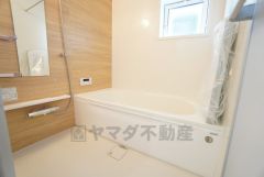 1日の疲れを癒すくつろぎのバスルーム。足を伸ばしてもゆったりと入れるサイズです。お子様と一緒にお風呂に入っても狭くないですね＾＾