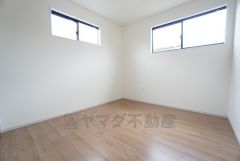 2面採光を確保した明るい室内は、風通しも良く、大変居心地の良い空間となっております。日当たりがよく、子供部屋としての利用もおすすめ。