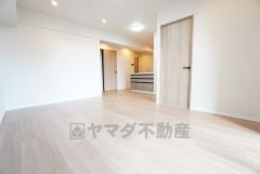 家族が集まる開放的なリビング。思い思いの時間を過ごしたり食事をしたり、素敵な団らんの場になりますね。