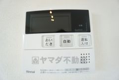 キッチン横から追い炊き、温度調節など楽々操作できる給湯器リモコンです＾＾忙しい夕飯の準備の時間帯に重宝しますね。