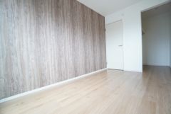 採光を確保した明るい室内は、風通しも良く、大変居心地の良い空間となっております。日当たりがよく、子供部屋としての利用もおすすめ。