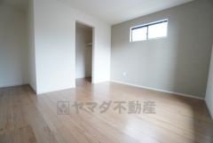 主寝室としてお使いいただけそうなこちらのお部屋は、日当たりが良く、爽やかな風を感じて起きる朝は、快適生活の始まりに。