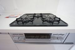 3種類の料理が同時に調理できる、3口ガスコンロ。忙しい夕食の支度時間が短縮できて効率よくお料理が楽しめます。