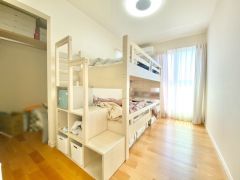 バルコニーからの採光を確保した明るい室内は、風通しも良く、大変居心地の良い空間となっております。日当たりがよく、子供部屋としての利用もおすすめ。 