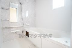 1日の疲れを癒すくつろぎのバスルーム。足を伸ばしてもゆったりと入れるサイズです。お子様と一緒にお風呂に入っても狭くないですね＾＾