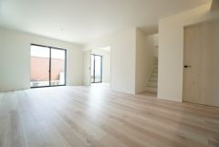 大きな掃き出し窓のあるリビングは、陽光あふれる明るい空間です。ゆったりと寛げる憩いの場となりそうです。
