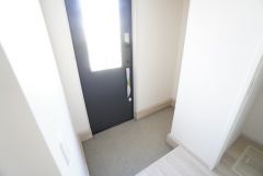 採光も考えられた明るい玄関です。 玄関には土間収納が付いています＾＾ベビーカーやゴルフバッグなどもスッキリ収納出来そうですね＾＾