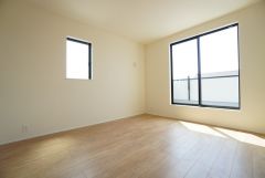 7帖。主寝室としてお使いいただけそうなこちらのお部屋は、日当たりが良く、爽やかな風を感じて起きる朝は、快適生活の始まりに。