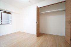 暖かい日差しが差し込む洋室。たっぷり収納できるクローゼット付きでお部屋の中をすっきりと快適に保てます。