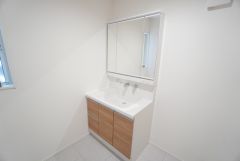 三面鏡裏収納付き洗面化粧台です＾＾ 歯磨きセットやスキンケア用品などの収納に便利ですね。 生活感も隠すことができ、来客時にも安心です。